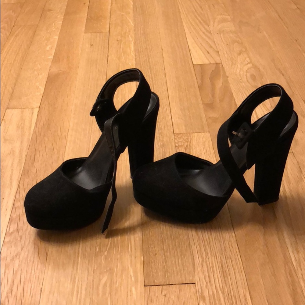 Black suede 4” pumps